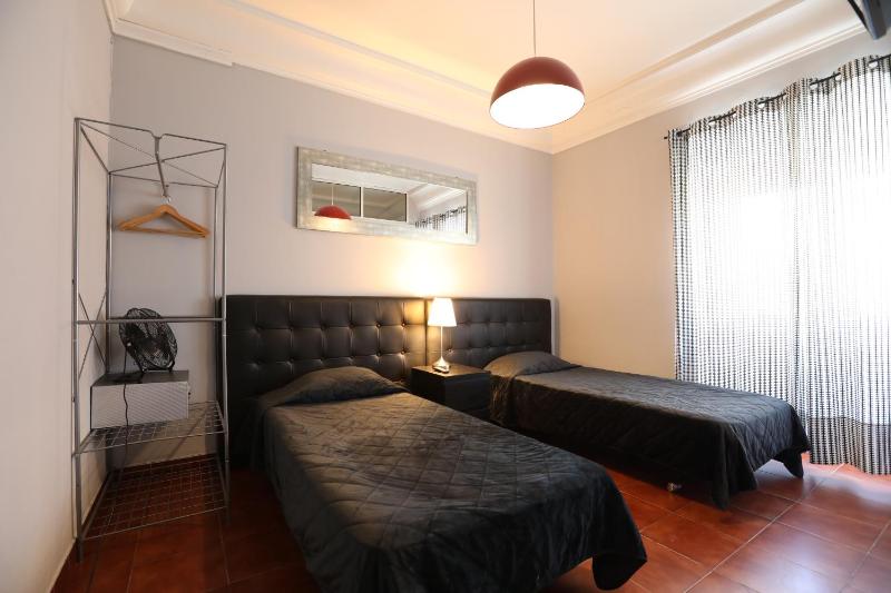 Twin Room image 2