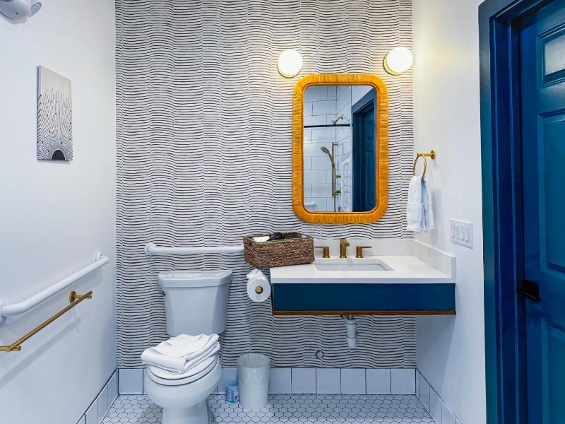 Queen Room - Disability Access image 1