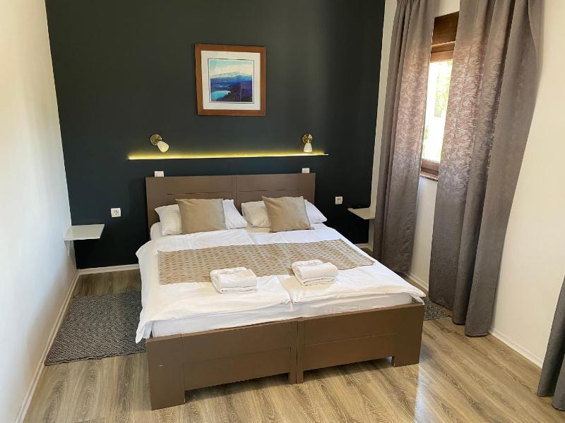 Classic Quadruple Room image 3