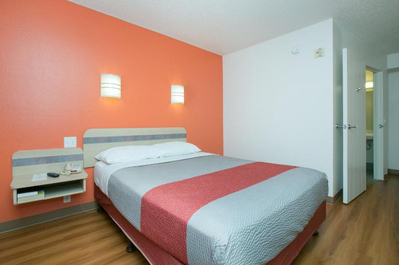 Deluxe Queen Room - Non-Smoking image 3