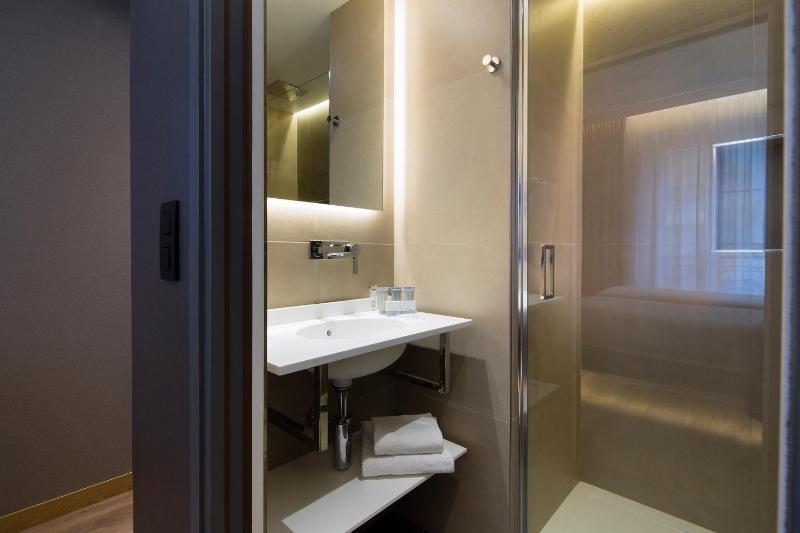 Double Room image 4