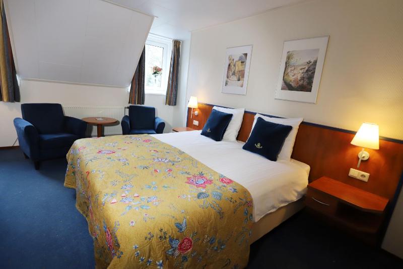 Double or Twin Room image 4