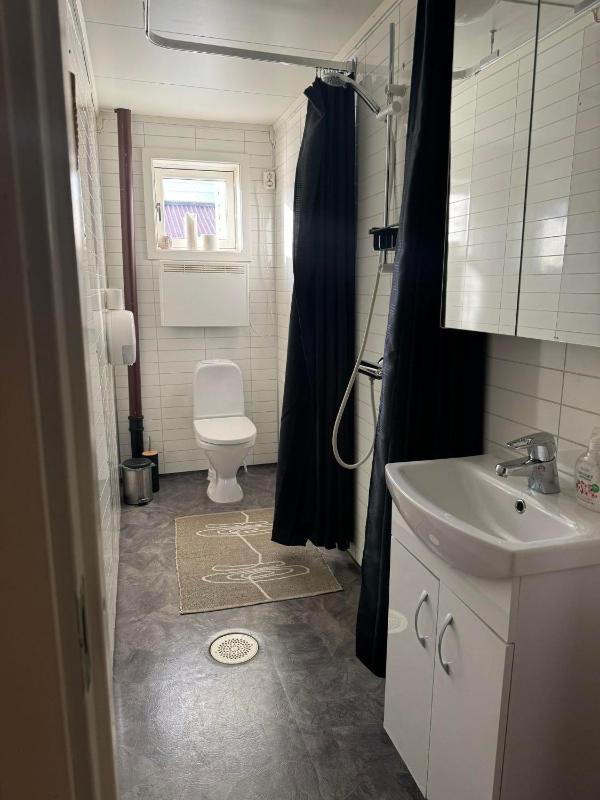 Single Room with Shared Shower and Toilet image 3