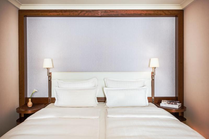 Deluxe Double Room with Courtyard View image 4