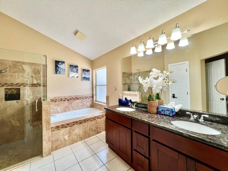 Private Oasis Retreat Heated Pool Hot Tub Beaches - image 15
