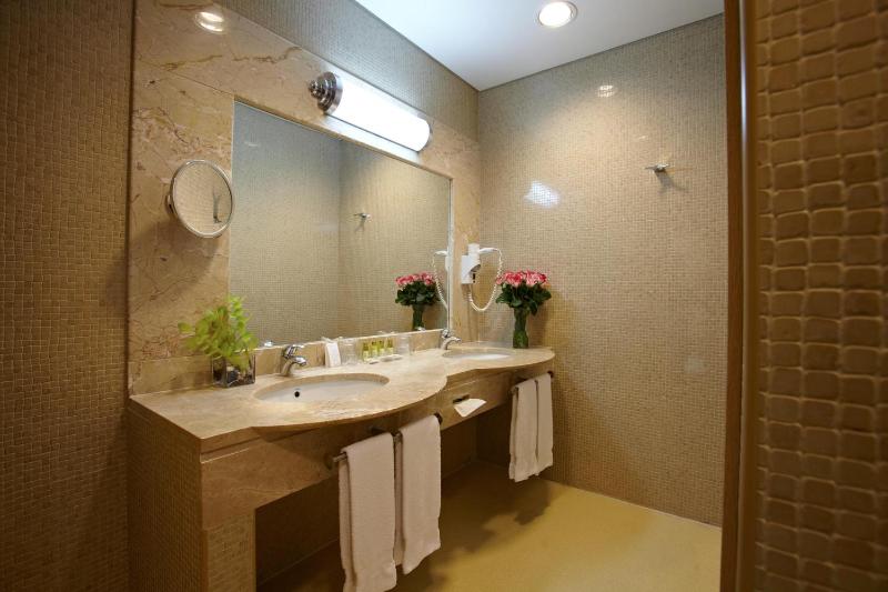 Double or Twin Room image 4