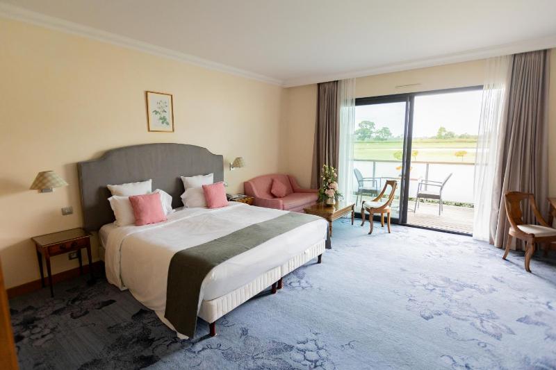 Junior Suite with Balcony image 3