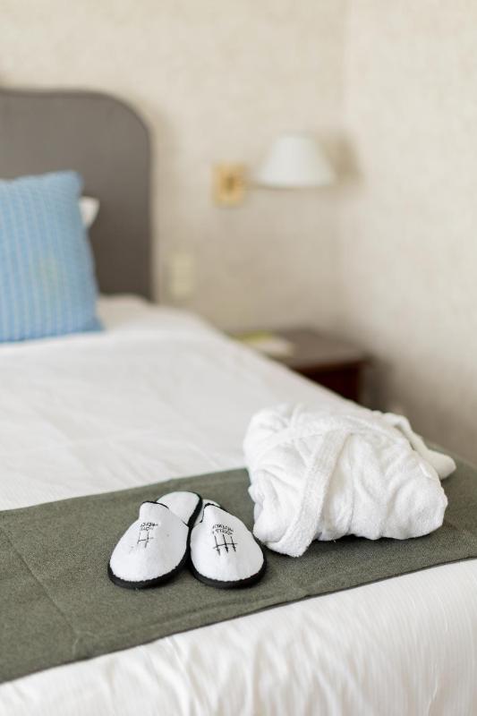 Standard Twin Room image 3