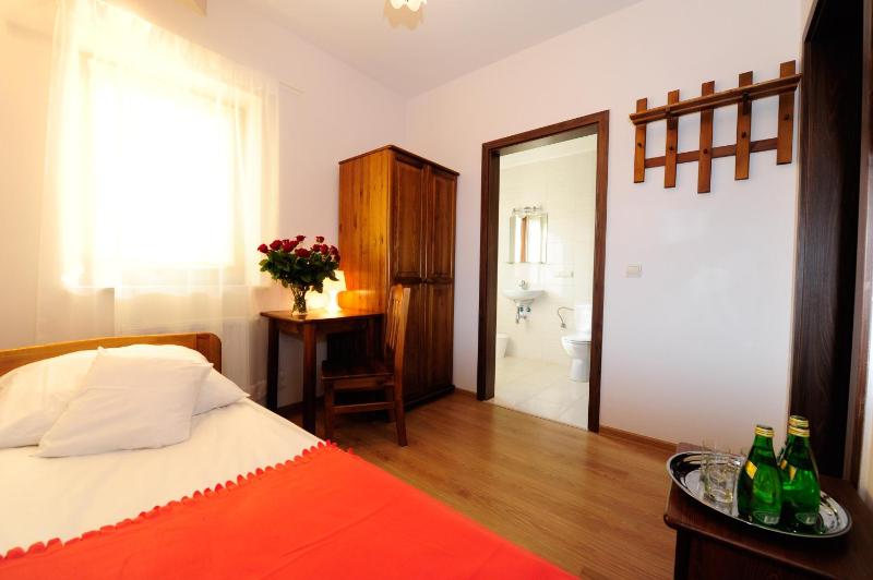 Single Room with Bathroom image 3