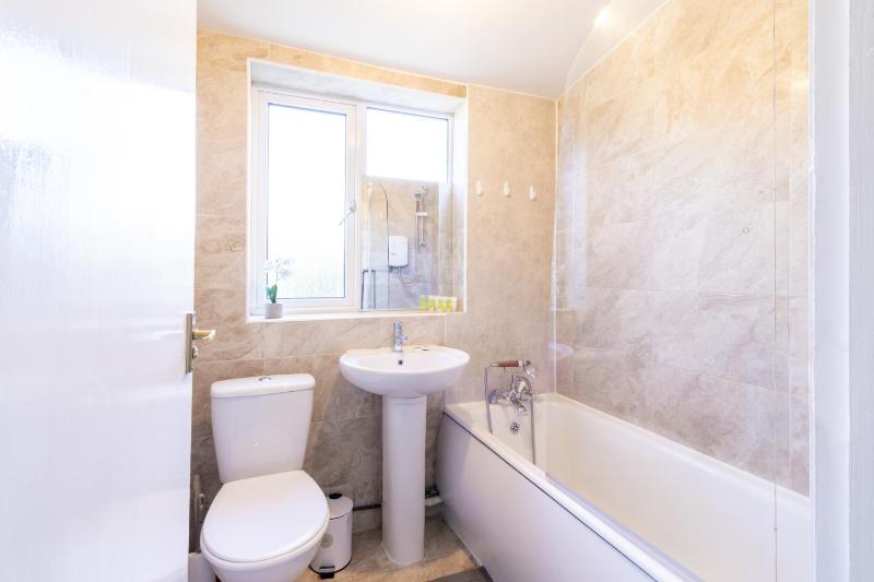 Open Mind Property - HotTUB 4 Beds & 2 Free Parking - image 11