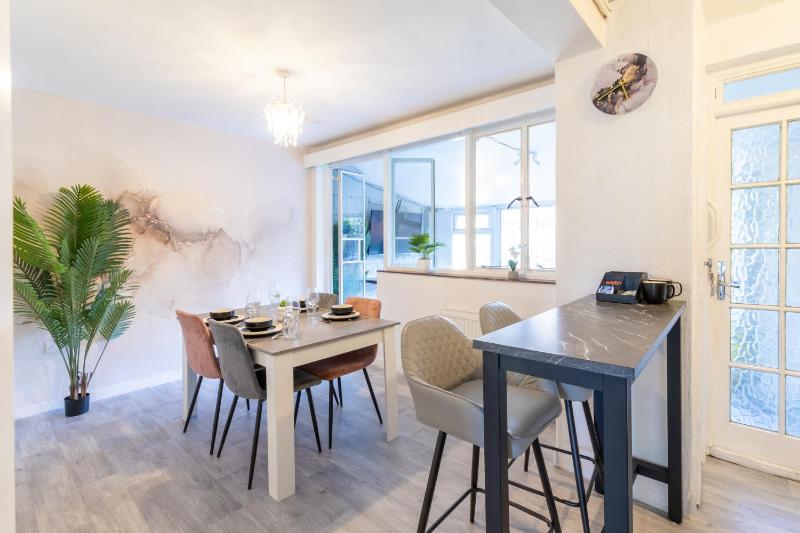 Open Mind Property - HotTUB 4 Beds & 2 Free Parking - image 21