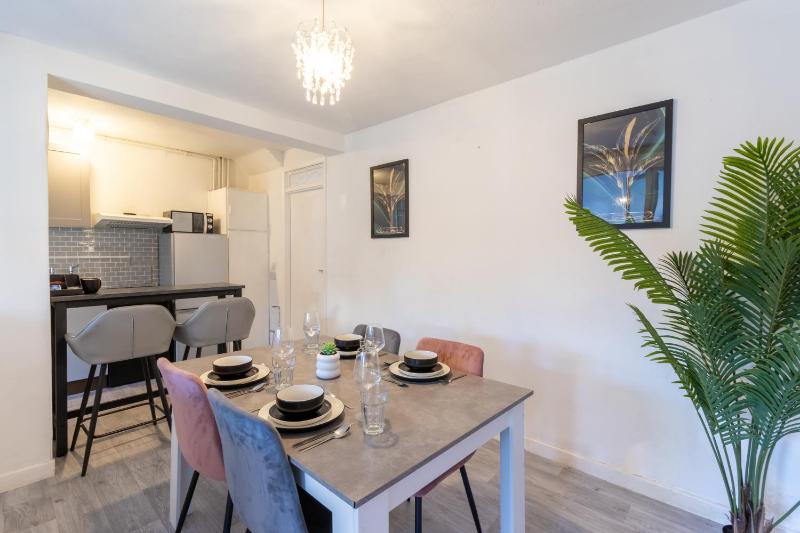 Open Mind Property - HotTUB 4 Beds & 2 Free Parking - image 35