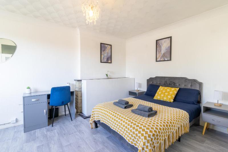 Open Mind Property - HotTUB 4 Beds & 2 Free Parking - image 16