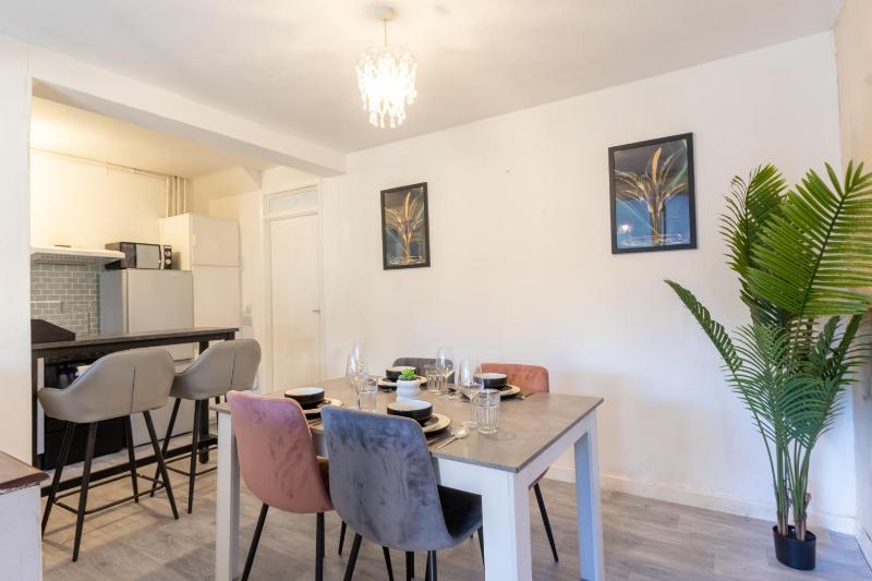 Open Mind Property - HotTUB 4 Beds & 2 Free Parking - image 24