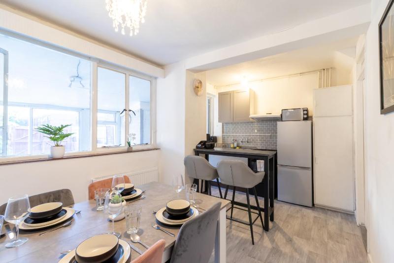 Open Mind Property - HotTUB 4 Beds & 2 Free Parking - image 27