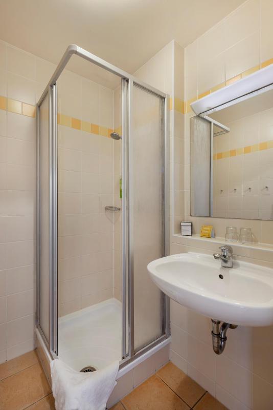 Five-Bedroom image 2