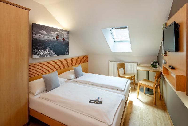 Double Room image 3