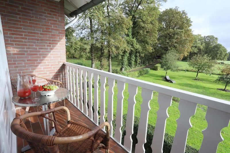 Deluxe Double or Twin Room with Balcony image 4