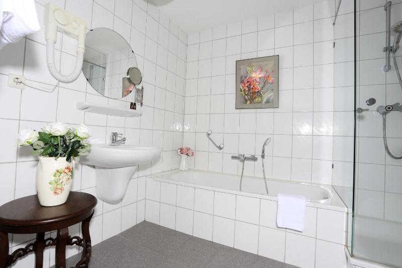 Deluxe Double or Twin Room with Balcony image 2