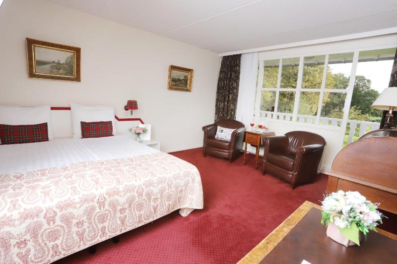 Deluxe Double or Twin Room with Balcony image 3