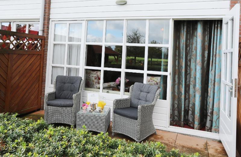 Deluxe Double Room with Terrace image 3