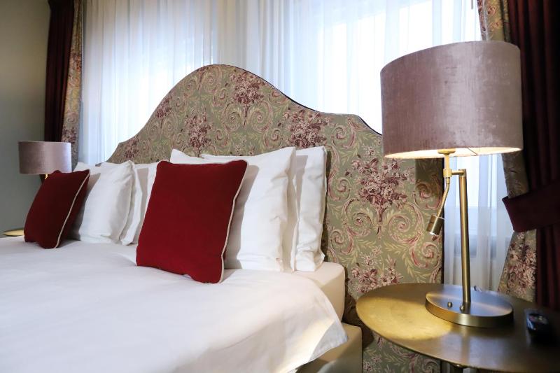 Deluxe Queen Suite image 4
