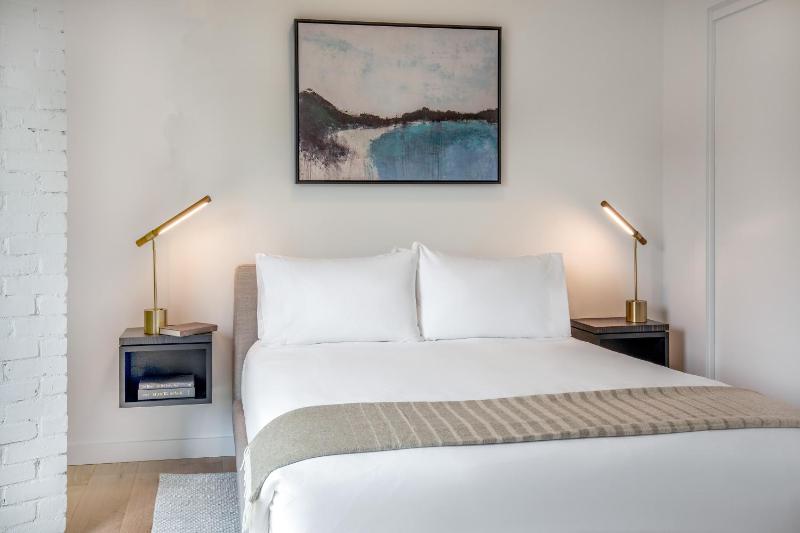 Standard Suite image 3
