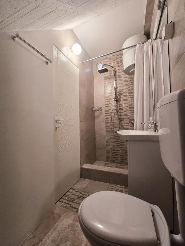 Twin Room with Private Bathroom image 2