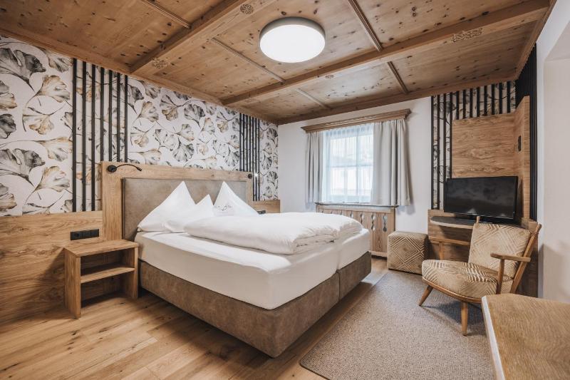 Standard Double Room image 3