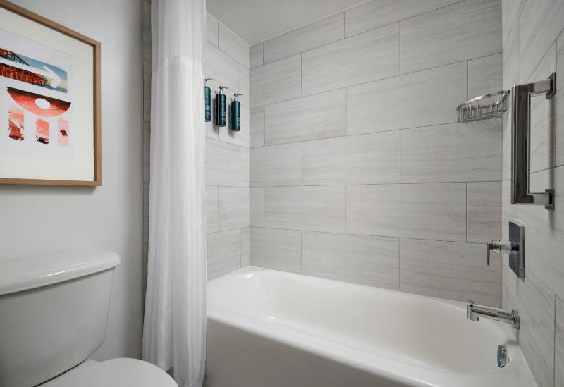 2 Queen Oceanview with Balcony image 2