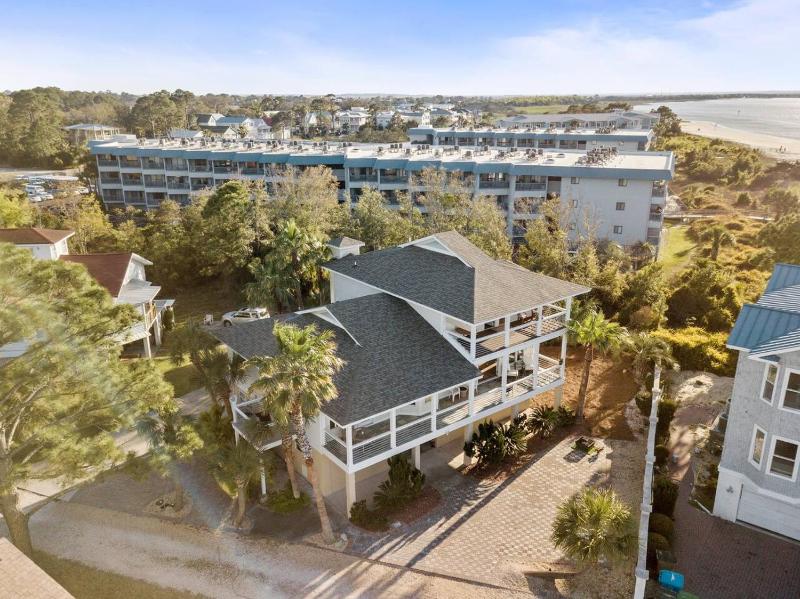 NEWLY REMODELED BEACHFRONT PRIVATE BEACH ACCESS - image 1