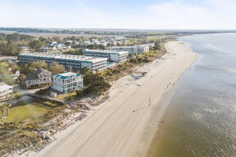 NEWLY REMODELED BEACHFRONT PRIVATE BEACH ACCESS - image 4