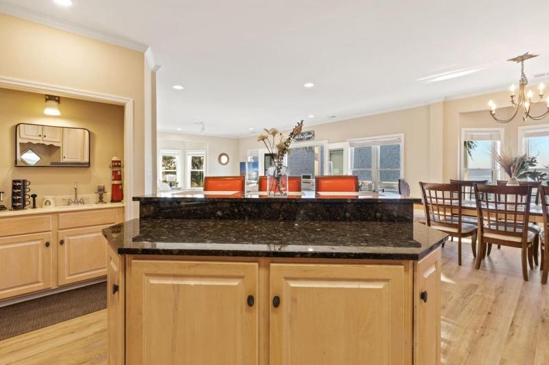 NEWLY REMODELED BEACHFRONT PRIVATE BEACH ACCESS - image 47