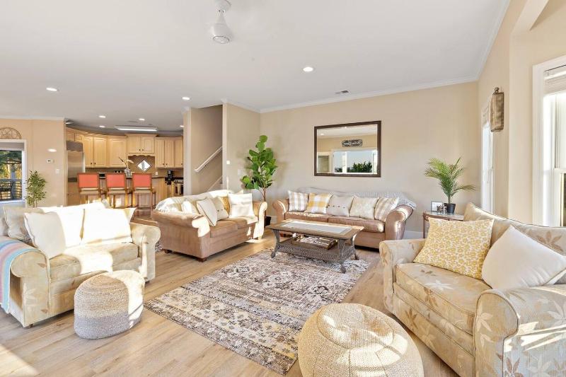 NEWLY REMODELED BEACHFRONT PRIVATE BEACH ACCESS - image 30