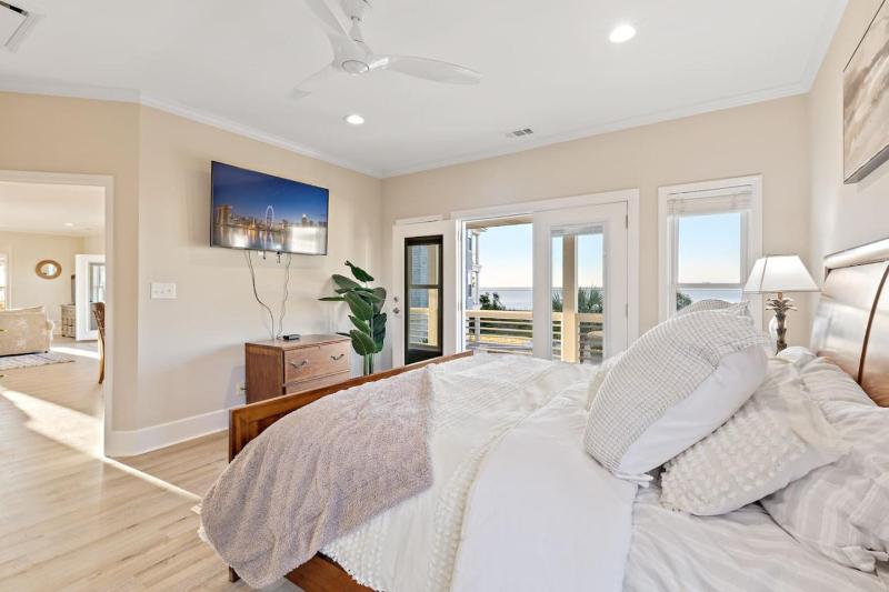 NEWLY REMODELED BEACHFRONT PRIVATE BEACH ACCESS - image 13