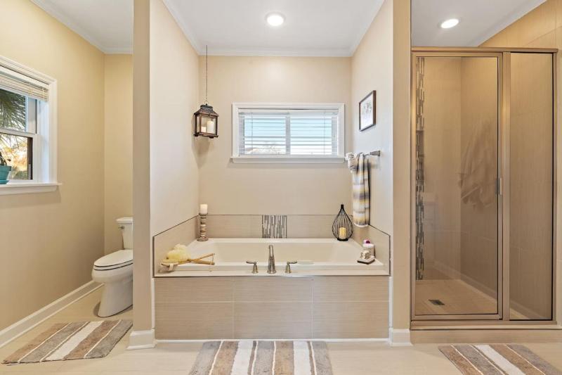 NEWLY REMODELED BEACHFRONT PRIVATE BEACH ACCESS - image 26