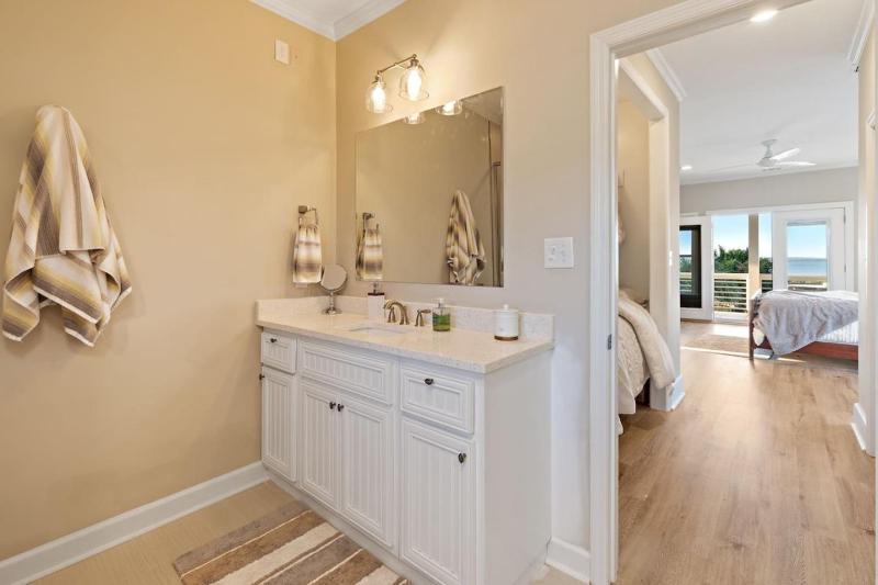 NEWLY REMODELED BEACHFRONT PRIVATE BEACH ACCESS - image 17