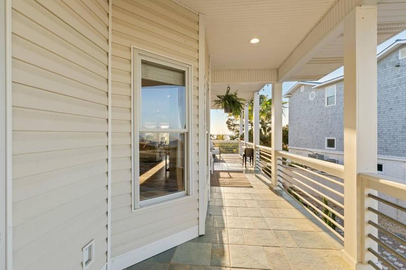 NEWLY REMODELED BEACHFRONT PRIVATE BEACH ACCESS - image 16