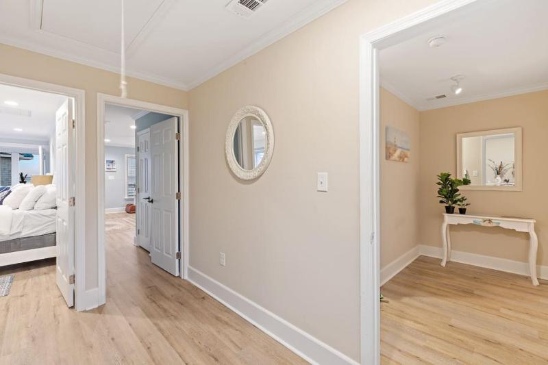 NEWLY REMODELED BEACHFRONT PRIVATE BEACH ACCESS - image 18