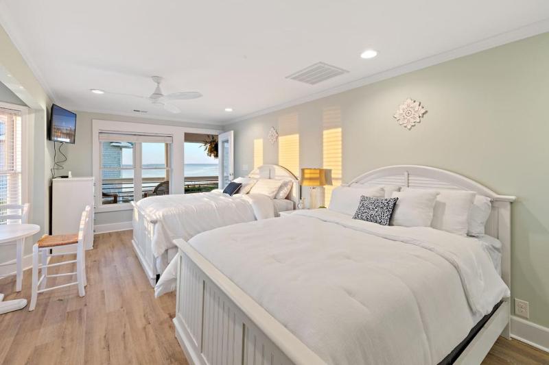 NEWLY REMODELED BEACHFRONT PRIVATE BEACH ACCESS - image 36