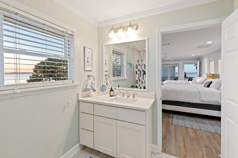 NEWLY REMODELED BEACHFRONT PRIVATE BEACH ACCESS - image 37