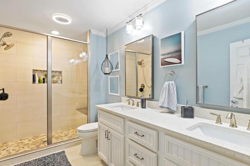 NEWLY REMODELED BEACHFRONT PRIVATE BEACH ACCESS - image 33