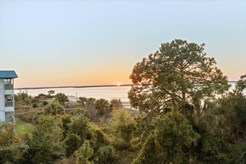 NEWLY REMODELED BEACHFRONT PRIVATE BEACH ACCESS - image 11