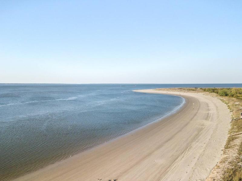 NEWLY REMODELED BEACHFRONT PRIVATE BEACH ACCESS - image 19