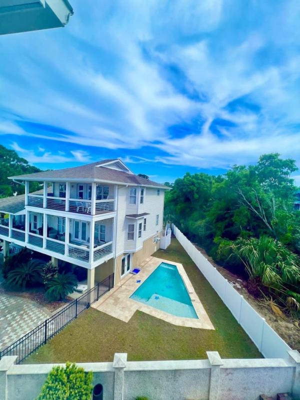 NEWLY REMODELED BEACHFRONT PRIVATE BEACH ACCESS - image 7
