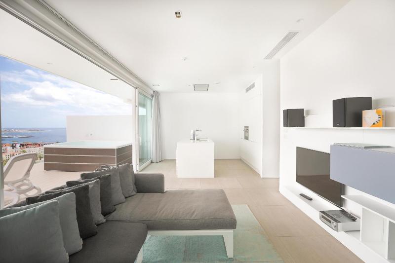 Divinity Lago 1 bedroom Suite with jacuzzi and sea view image 4