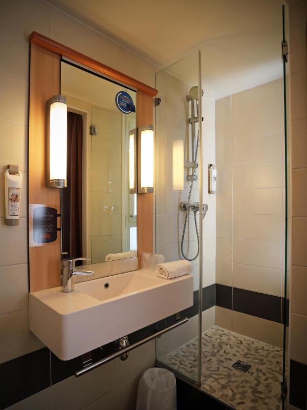 Standard Twin Room image 2