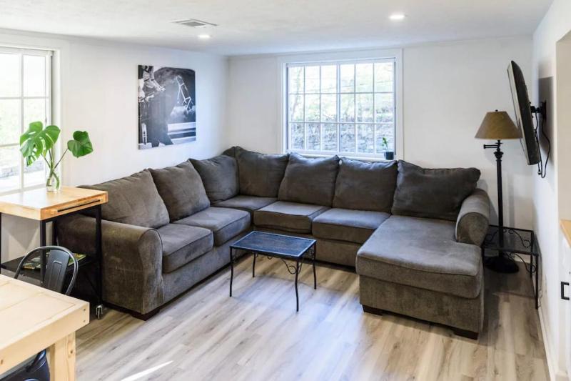Spacious 5-Bedroom Retreat for 12 in Serene Neighborhood Near Louisville's Best Attractions - image 47