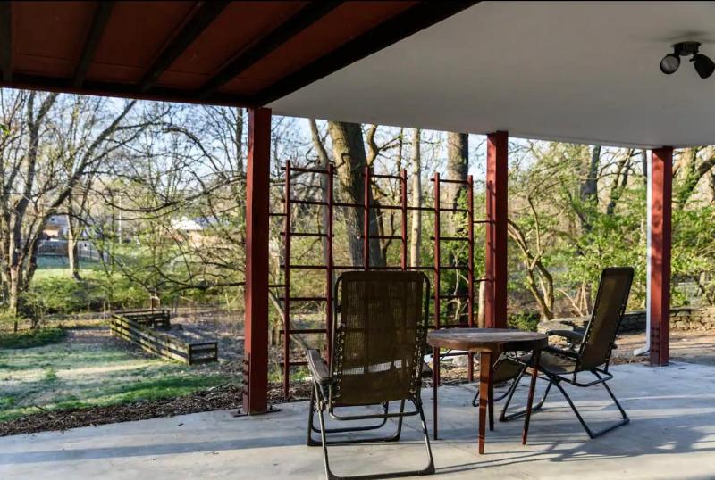 Spacious 5-Bedroom Retreat for 12 in Serene Neighborhood Near Louisville's Best Attractions - image 29
