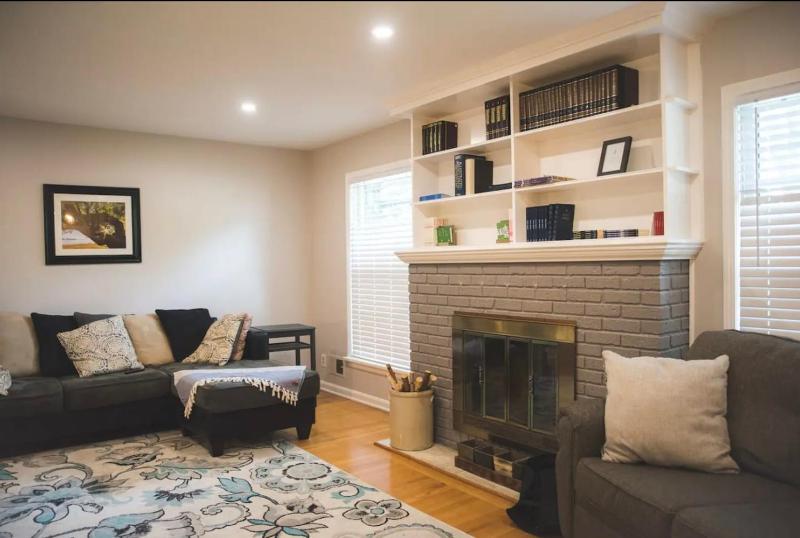 Spacious 5-Bedroom Retreat for 12 in Serene Neighborhood Near Louisville's Best Attractions - image 3
